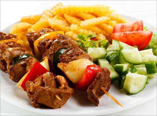 عکس با کیفیت از کباب تابه ای و سیب زمینی و خیار و گوجه