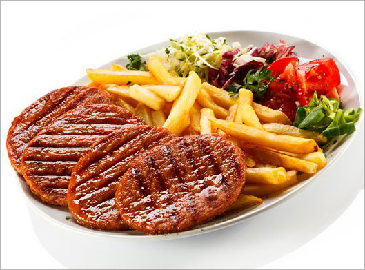 عکس با کیفیت از گوشت همبرگر و سیب زمینی و سالاد