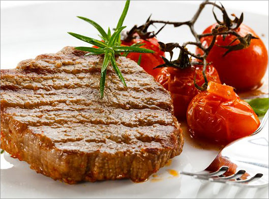 عکس با کیفیت از استیک گوشت و گوجه