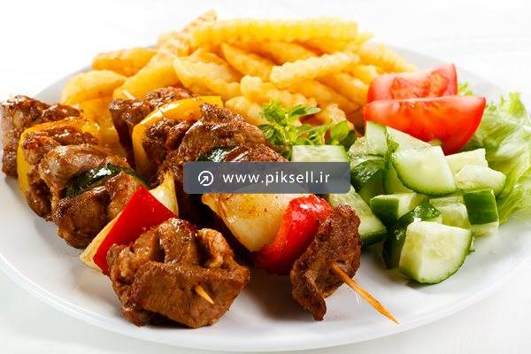 عکس با کیفیت از کباب تابه ای و سیب زمینی و خیار و گوجه