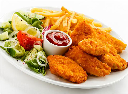 عکس با کیفیت از سینی کنتاکی و مرغ سوخاری با سیب زمینی و سبزیجات