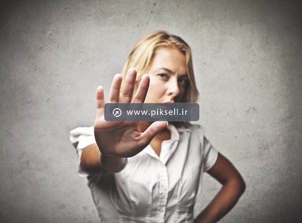عکس با کیفیت از زن جوان و علامت ایست و نماد stop