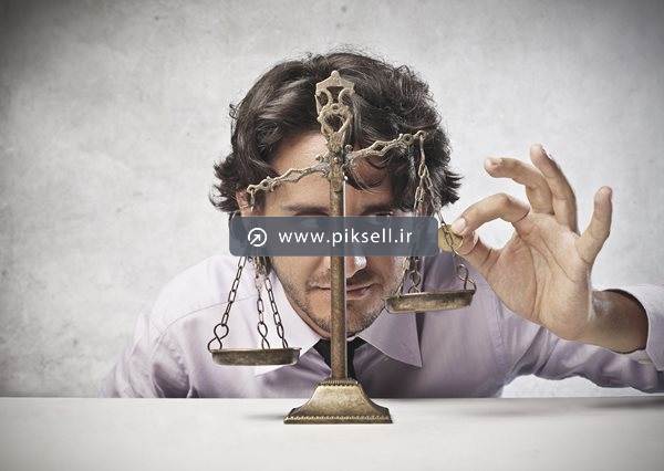 عکس با کیفیت از ترازوی عدالت و مرد عدالت