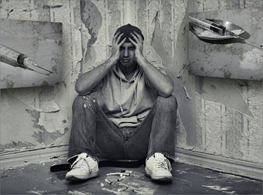 عکس با کیفیت از مرد و اعتیاد و گوشه نشینی