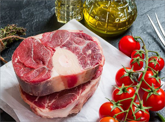 عکس با کیفیت از دو تکیه استیک گوشت و گوجه فرنگی