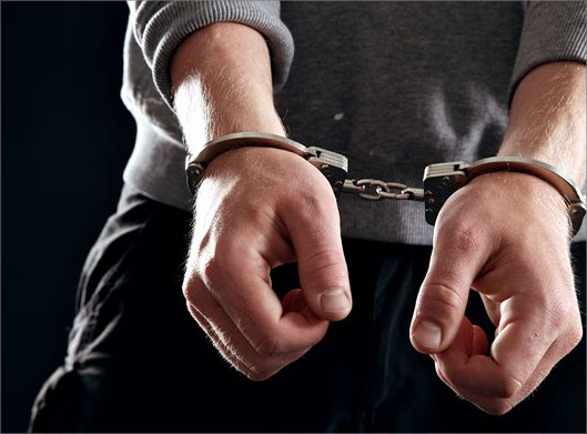 عکس با کیفیت از دستگیری مرد جوان مجرم با دستبند