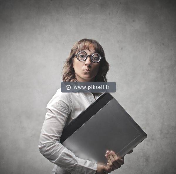 عکس با کیفیت از کارمند زن با عینک کاسه ای ذره بینی