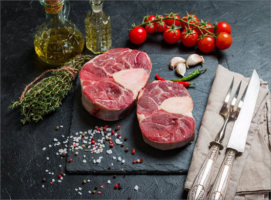 عکس با کیفیت از برش های گوشت و استیک و گوجه