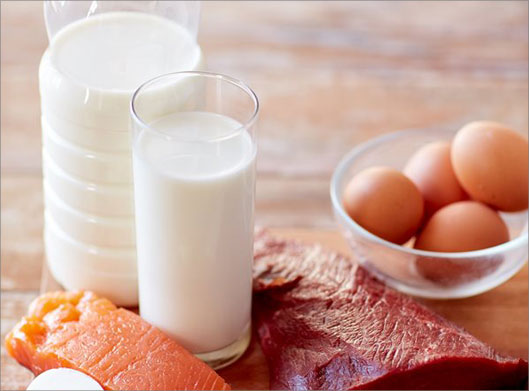 عکس با کیفیت از مواد غذایی دارای کلسیم و امگا  (شیر و تخم مرغ)