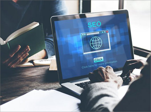 عکس با کیفیت از طراحی وب سایت سئو با کامپیوتر