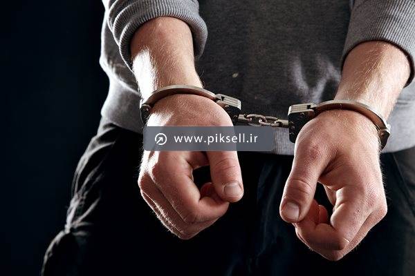 عکس با کیفیت از دستگیری مرد جوان مجرم با دستبند