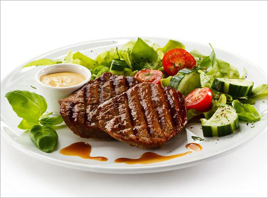 عکس با کیفیت از خوراک استیک گوشت و سبزیجات