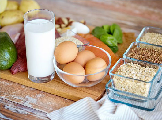 عکس با کیفیت از درست کردن صبحانه کامل
