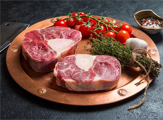 عکس با کیفیت از ظرف استیک و تکه های گوشت و گوجه