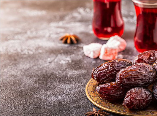 عکس با کیفیت از چایی و خرمای ماه رمضان