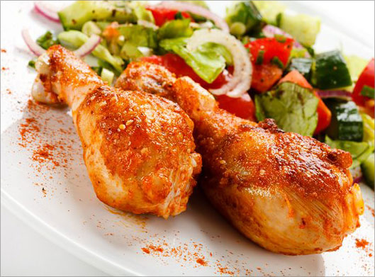 عکس با کیفیت از ران مرغ سوخاری و سبزیجات