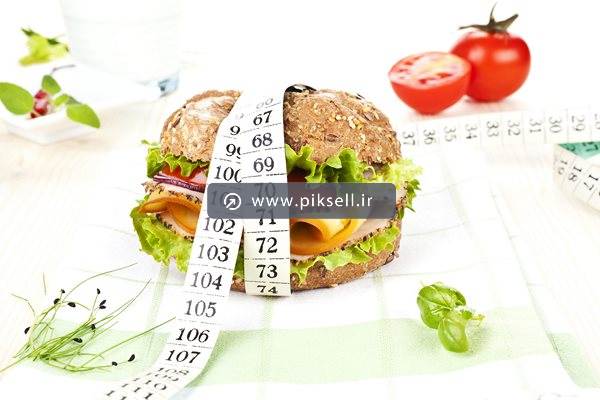 تصویر با کیفیت از همبرگر و متر خیاطی با مفهوم تناسب اندام و تغذیه