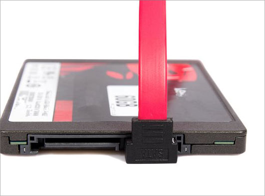تصویر با کیفیت از هارد اکسترنال و کابل ساتا