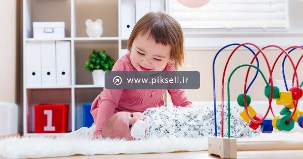 تصویر با کیفیت از دختر بچه و نوزاد کوچک