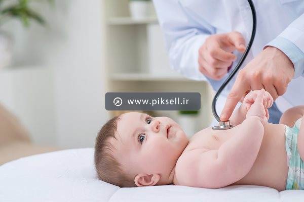 دانلود عکس با کیفیت از نوزاد در حال معاینه شدن