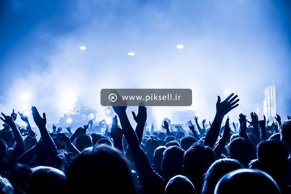 دانلود عکس با کیفیت از تشویق هواداران و تماشاچیان کنسرت