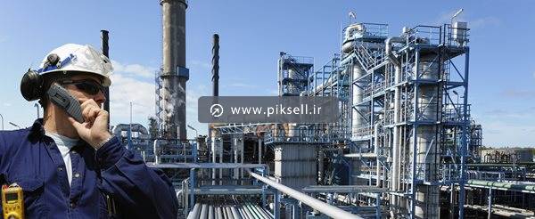 تصویر با کیفیت از تماس کارگر صنعت نفت و پتروشیمی یا پالایشگاه