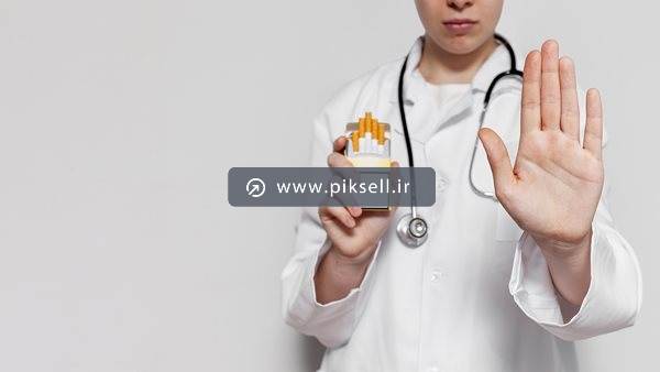 تصویر با کیفیت از پرستار و دکتر و بسته سیگار در دست با مفهوم سیگار نکشید