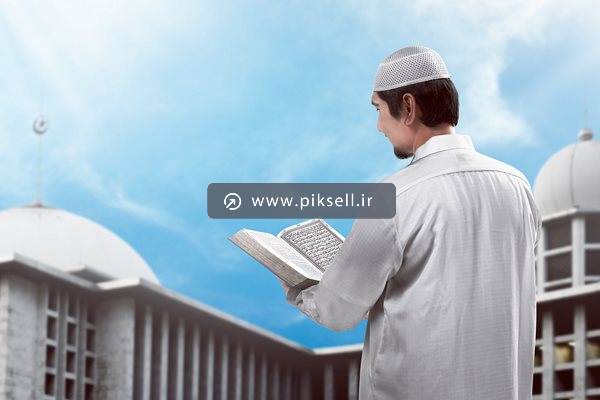 تصویر با کیفیت از مرد مسلمان در حال قرائت قرآن
