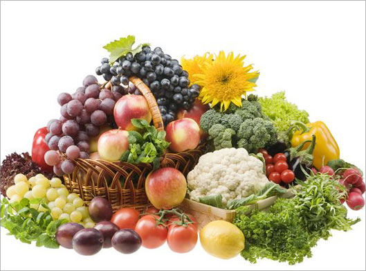 عکس با کیفیت از مجموعه میوه و صیفی جات و سبزیهای تازه در سبد حصیری
