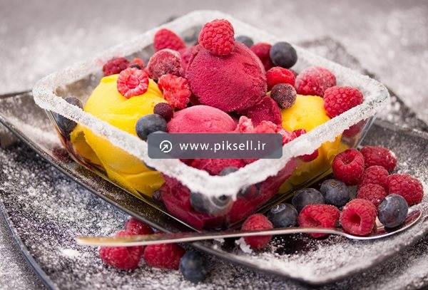 تصویر با کیفیت از ظرف میوه توت فرنگی و تمشک و بلوبری