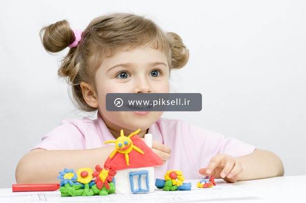 دانلود تصویر با کیفیت از دختربچه شاد و اسباب بازی ها