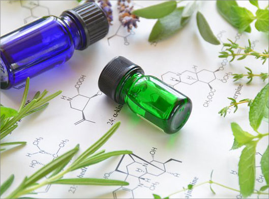 تصویر با کیفیت از شیشه های روغن رنگی و فرمولهای شیمیایی