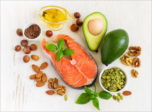 عکس با کیفیت از فیله ماهی سالمون و مغزیجات و آواکادو و روغن زیتون