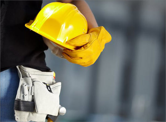 عکس با کیفیت از کارگر ساختمان با کلاه ایمینی