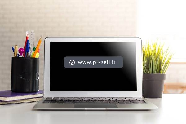 دانلود تصویر با کیفیت از لپ تاپ ، جامدادی و گلدان روی میز کار