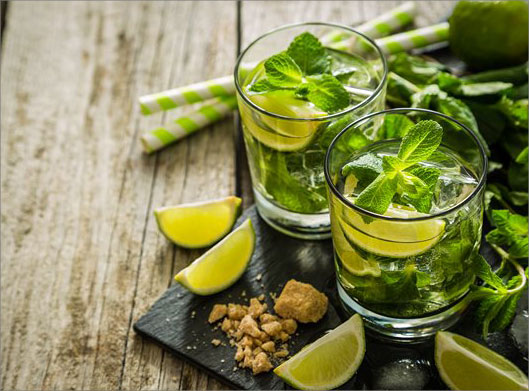 عکس با کیفیت از لیمو ترش و لیوان شیشه موهیتو نعنا