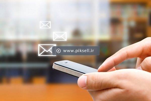 تصویر با کیفیت از تلفن همراه در دست در حال ارسال پیامک