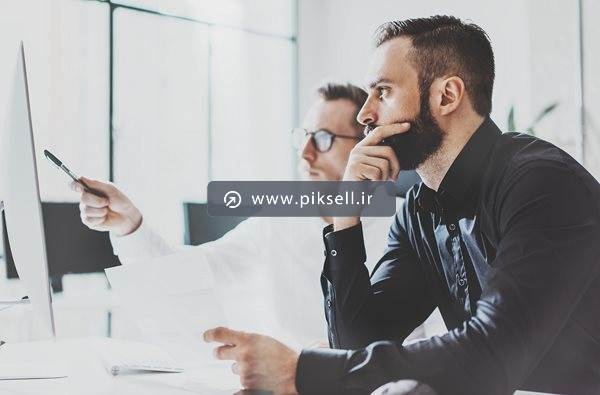 دانلود عکس با کیفیت از بحث و گفتگو در شرکت و بررسی و تحلیل