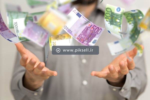 عکس با کیفیت از اسکناس های معلق در هوا و دست