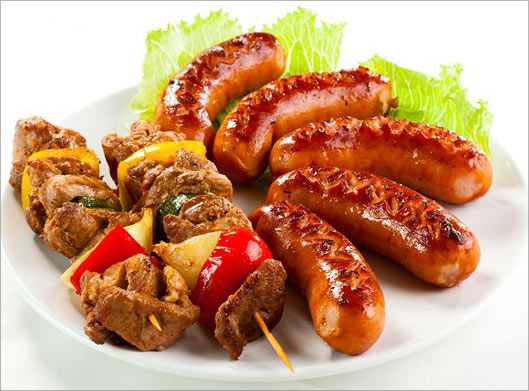 عکس با کیفیت از بشقاب سوسیس سوخاری (هات داگ) و سیخ جوجه کباب