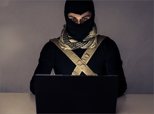 عکس با کیفیت از هکر و دزد اطلاعات در حال هک سیستم