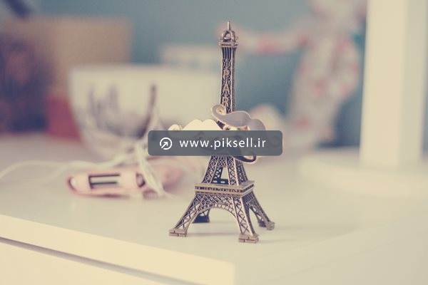 دانلود عکس با کیفیت از برج ایفل فلزی روی میز