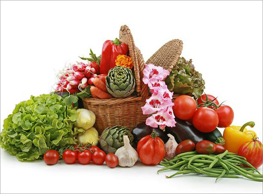دانلود عکس با کیفیت از سبد حصیری و صیفیجات و سبزی های تازه