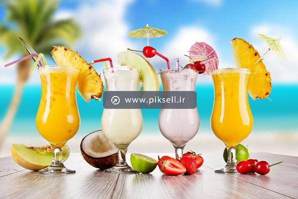 عکس با کیفیت از آبمیوه های خوشمزه در لیوان شیشه ای و میوه های تابستانی