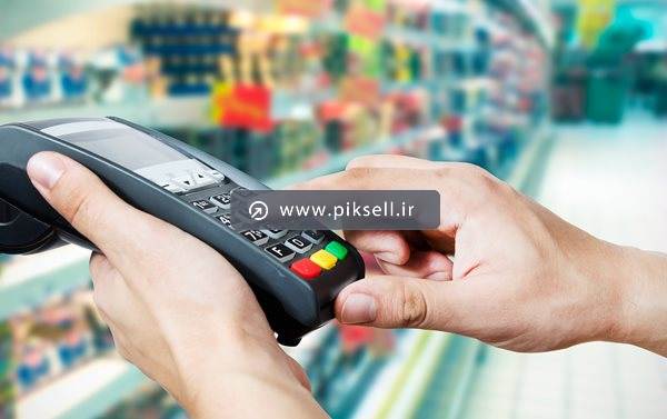 دانلود عکس با کیفیت از دستگاه پوز در دست و وارد کردن کلیدهای پوز
