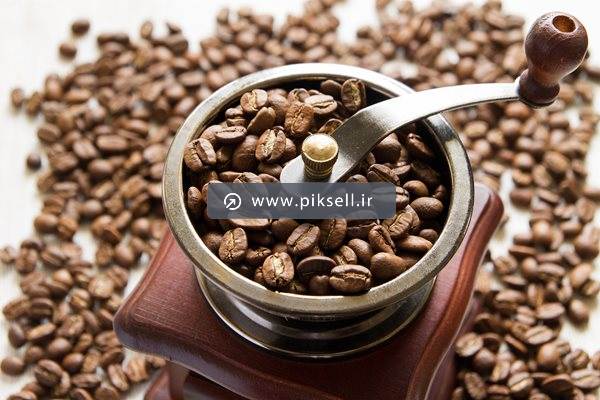 عکس با کیفیت از پودر کردن دانه های قهوه