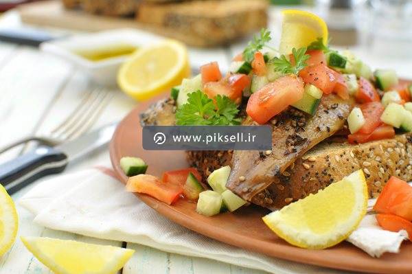 دانلود عکس با کیفیت از بشقاب نان و بادمجان و اسلایس های گوجه ، لیمو ، خیار