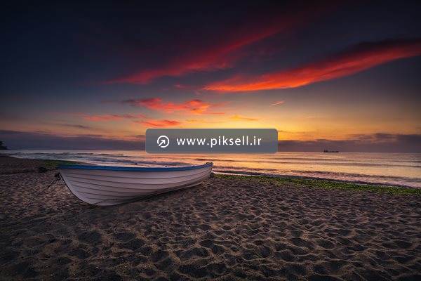 تصویر با کیفیت از ساحل دریا و غروب خورشید و قایق خالی