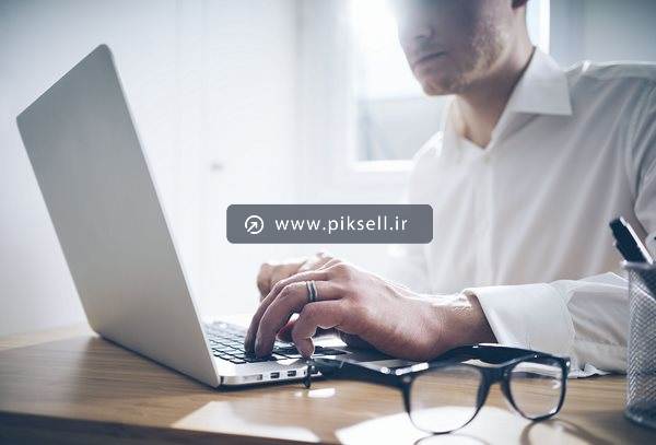 تصویر با کیفیت از برنامه نویس و فریلسنر در حال کار با لپ تاپ