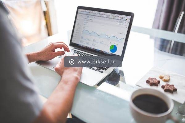 عکس با کیفیت از کار با لپ تاپ و بررسی نمودارهای آماری